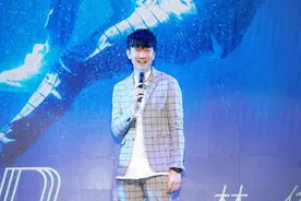 林俊杰北京CBD办演唱会 观众戴耳机感受视听新体验图片