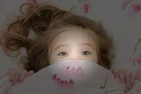 孩子半夜总说他床底下有东西，妈妈打开以后却什么都没发现图片