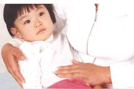 四岁女儿腹痛一个月跑十三次医院，竟是因为有了“小情敌”图片