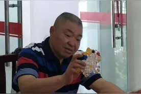 “锯腿硬汉”刘刚均扔掉手杖站起来：迈出那一步就不怕了图片