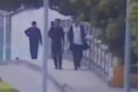 当心！有人“敲门”却不回应 很有可能是小偷在踩点！视频封面