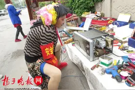 他男扮女装“流浪”旅游全国,一路帮人维修家电“加油”图片