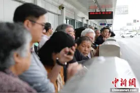 上海首条BRT奉浦快线迎来首个双休日大客流图片