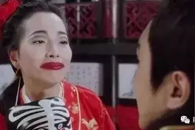 女子熬夜追剧到凌晨2点，早晨起来嘴唇肿如“香肠”图片