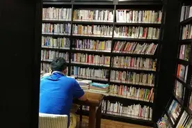 24小时书店的夜读人图片