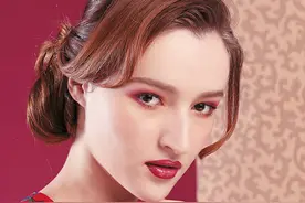 红色妆容展春日风情图片
