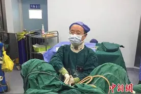医生戴颈托一天连做6台手术：我不想让患者等太久图片