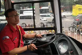 暖！公交司机护送迷途小学生，他用拼音写来感谢信图片