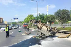 小货车突然刹车失灵，四脚朝天翻路边图片