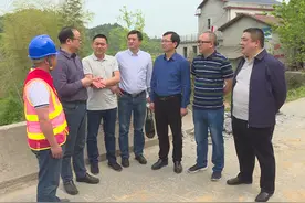 省公路局局长张汉华慰问“全省十佳公路养护工”李胜祥图片