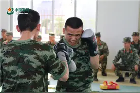 武警小哥哥一身钢筋铁骨，搏击训练馆内显身手图片