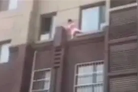 揪心！女童独自4楼房檐上走来走去 路人见状高喊：别动！视频封面
