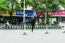 主干道上你怎么能练“跨栏”图片