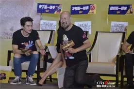 《快手枪手快枪手》亮相上影节 腾格尔锦荣接连下跪图片