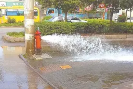 消防栓两天被开两次疑遭取水 有人提水有人洗脚图片