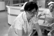 女医生怀孕7月跳上病床救人图片