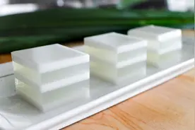 这么漂亮的千层椰汁凉糕怎么做？不难也不麻烦，做法小窍门看这里图片