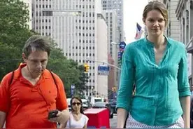 二米高巨型美女，大家以为她会找个高男人，没想到她却找个这样的图片
