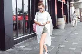 出门约会，来一件长款T恤凹造型就够了图片