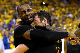 在夺冠那一刻，詹姆斯勒夫那深深的喜泣拥抱，诉说多少的泪水！图片