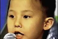 权志龙小时候穿衣风格大揭秘：总穿着大一号的衣服唱rap图片