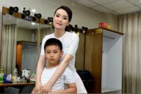 王艳儿子球球越长越像男子汉，网友吐槽：越长越像问题少年！图片