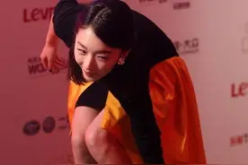 有心还是无意？盘点那些在红毯跌倒的女艺人图片
