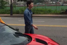 李钟硕“牛仔时尚魅力男”帅气逼人图片