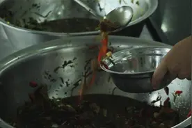 小伙子食堂打菜手这么抖，我们还有的吃吗？图片