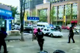 女毒贩劫持人质   特警出手成功解救图片