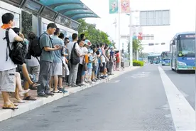 当你挤上公交时，你想吐槽啥？图片