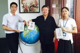 柳忠秧给中建四局赠诗集，为职工送去诗歌“建筑美”图片