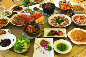 和朋友吃饭经常点多了菜，那打包了该给谁呢？图片