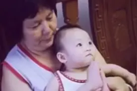 逗比奶奶这样玩宝宝，以为看点在脚趾，结果宝宝的表情抢戏了~图片