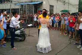 大跌眼镜，女老师居然跟一个胖男学生求婚了图片