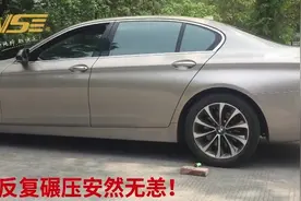 一根小小的羽毛球拍中管可以承受两吨宝马车的重量图片