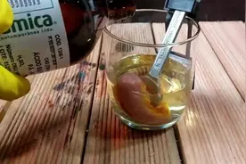 硫酸不小心滴到皮肤上会怎么样？用猪肉试一下，结果太可怕了视频封面