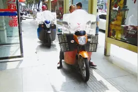 小红旗桥堵车 摩托成群开上人行道图片