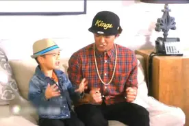 火星哥和4岁小粉丝合唱神曲UptownFunk，莫名戳中萌点图片