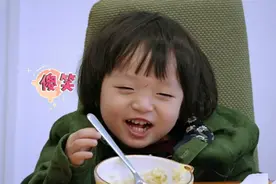 轩皓兄弟比赛吃饭，皓皓中魔痴笑图片