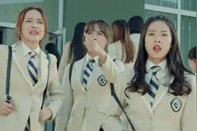 男生被三个女生纠缠，无奈陷入尴尬境地视频封面