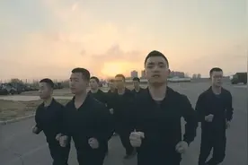 我军新式长袖体能训练服亮相训练场