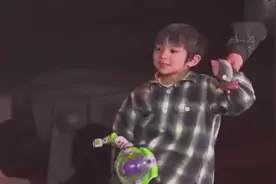 张智霖演唱会儿子突然出现送惊喜，好可爱，太像袁咏仪了！视频封面