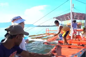 中国情侣在菲律宾当土豪，包了一条大螃蟹船出海去捕鱼视频封面