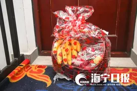 海宁有小区一楼道家家门口出现神秘水果篮！真相暖人……图片