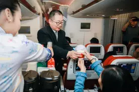 海南航空举办25周年重温首航活动 公司高管为旅客服务图片