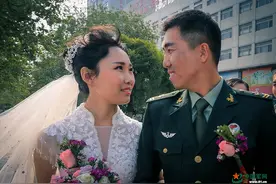 终于等到你！长大后我如愿嫁给了兵哥图片