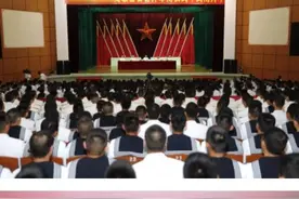东海舰队举行高级士官晋升军衔仪式图片