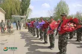 凯旋！鲜花和掌声，迎接比武队员载誉归来图片