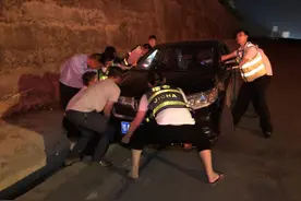 ​女司机忘拉手刹轿车滑进排水沟 收费站员工合力将车抬出图片